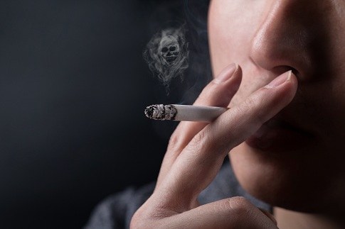长期吸烟危害有多大男子抽烟20年3个脚趾坏死截肢