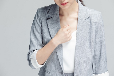 1644076202827542.jpg 摄图网_501651757_banner_穿西装的美女胸口疼痛特写(企业商用).jpg