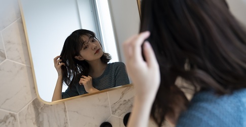 1651073690418033.jpg 摄图网_502342185_夏天自然发式女人的生活方式(企业商用).jpg
