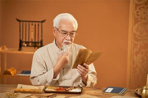 1671910356975361.jpg 摄图网_501681016_banner_老中医阅读医书(非企业商用).jpg