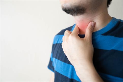 摄图网_506699559_患有喉咙痛的病人喉咙痛的原因包括流感普通感冒呼吸道感染过敏或胃食管反流病保健和医疗概念特（企业商用）.jpg