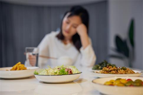 1695427618398203.jpg 摄图网_501799264_banner_女性在家一个人吃晚餐(企业商用).jpg