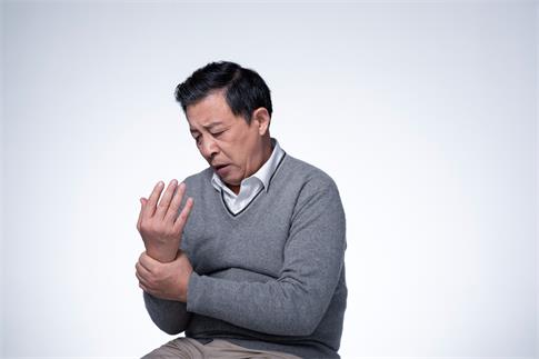 1721436292699668.jpg 摄图网_501701773_老人手腕发麻表情痛苦(企业商用).jpg