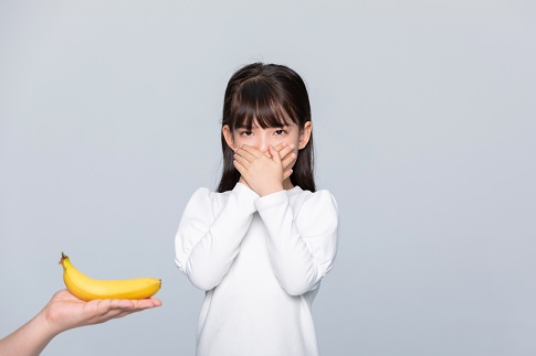 摄图网_501693893_小女孩捂着嘴不想吃水果(企业商用).jpg