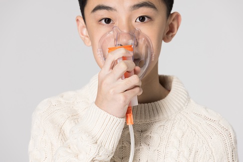 摄图网_501706758_青少年男生佩戴氧气面罩(企业商用).jpg