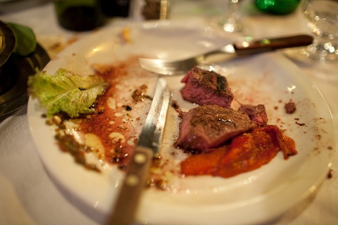 女子吃剩饭高烧42险丧命吃剩菜危害那么大