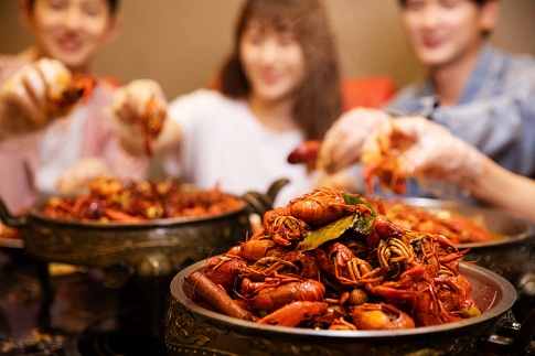 1656260397365758.jpg 摄图网_501334821_banner_青年聚会吃小龙虾(企业商用).jpg