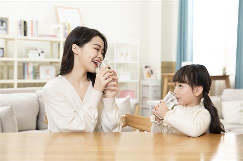 1661809975707924.jpg 摄图网_501567456_banner_母女居家喝水(企业商用).jpg
