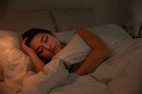 1662579340925790.jpg 摄图网_501547919_banner_夜晚女性床上睡觉(非企业商用).jpg