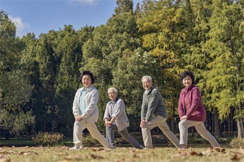 1662921257328849.jpg 摄图网_501700421_banner_老年人组团公园里运动拉伸(非企业商用).jpg