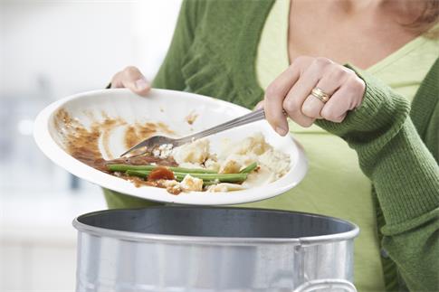 1663011434730750.jpg 摄图网_300843102_banner_女人把食物剩菜刮进垃圾桶(非企业商用).jpg