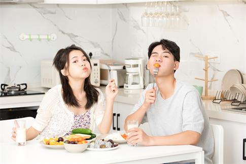 1666047202420299.jpg 摄图网_501417921_banner_青年夫妻居家吃早餐(非企业商用).jpg