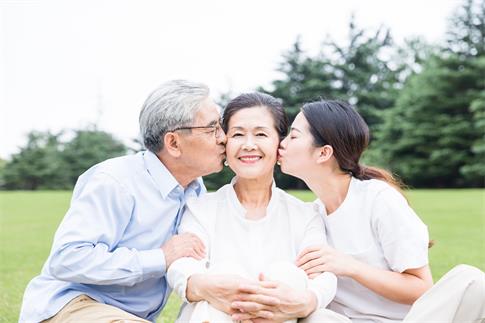1666568218771905.jpg 摄图网_501049738_banner_草地上幸福的一家人(非企业商用).jpg