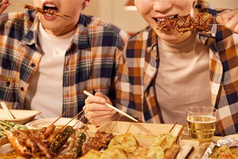 1670289014746030.jpg 摄图网_501723273_banner_青年男性烧烤店吃烤串(非企业商用).jpg