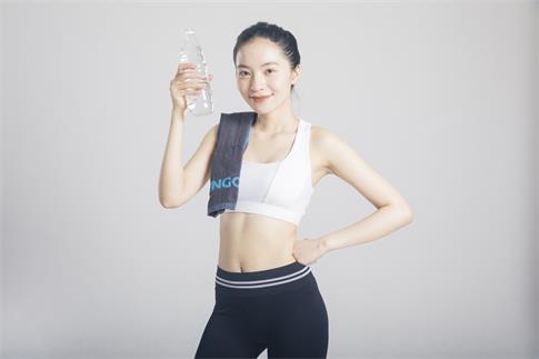 1673562441732464.jpg 摄图网_500659857_banner_擦汗喝水的运动女性棚拍(非企业商用).jpg