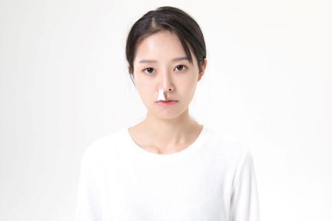 1674581662534936.jpg 摄图网_501089305_banner_女性流鼻血(非企业商用).jpg