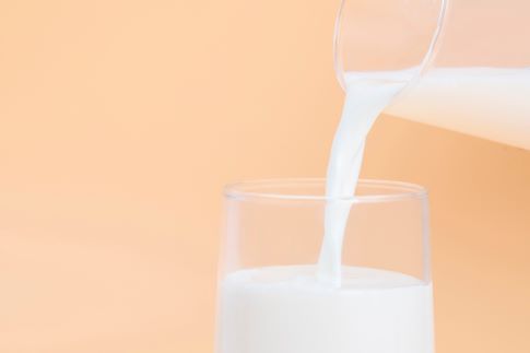 1675719704381420.jpg 摄图网_501610351_banner_向杯子里倒牛奶特写(非企业商用).jpg