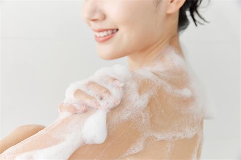 1678039304441342.jpg 摄图网_501791630_banner_女性使用沐浴球洗澡(企业商用).jpg
