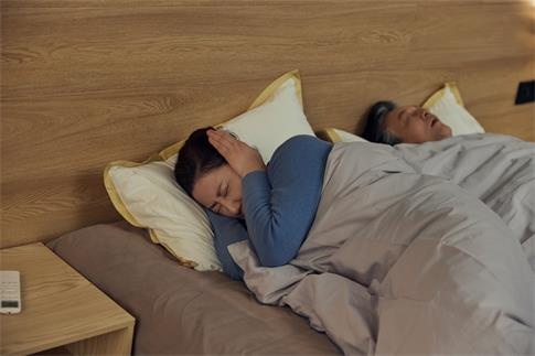 1678128959605811.jpg 摄图网_502354416_banner_丈夫睡觉打呼生气的妻子(企业商用).jpg