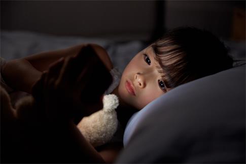 1690069165616144.jpg 摄图网_501556313_banner_小女孩夜晚躺床上玩手机(企业商用).jpg