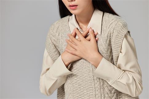 1691194716250953.jpg 摄图网_506953060_banner_生病捂着胸口的女性特写(企业商用).jpg