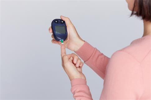 1693009060160575.jpg 摄图网_501684059_banner_女性展示血糖仪器使用过程(企业商用).jpg