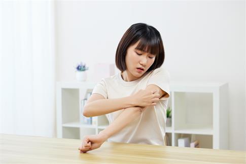 1693185267430816.jpg 摄图网_507712866_banner_夏日女性皮肤过敏抓挠手臂(企业商用).jpg