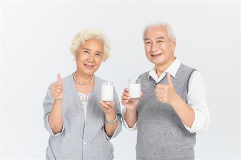 1694224888390421.jpg 摄图网_501066158_banner_老年人喝牛奶(企业商用).jpg