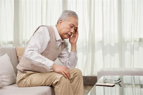 1694652011539175.jpg 摄图网_507701506_banner_居家老人头疼闭目养神(企业商用).jpg