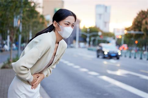 1697154867424407.jpg 摄图网_506953051_banner_秋冬户外肚子疼痛的青年女性(企业商用).jpg