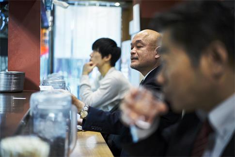 1697499950990651.jpg 摄图网_502071262_坐着等待食物上桌的男人(企业商用).jpg