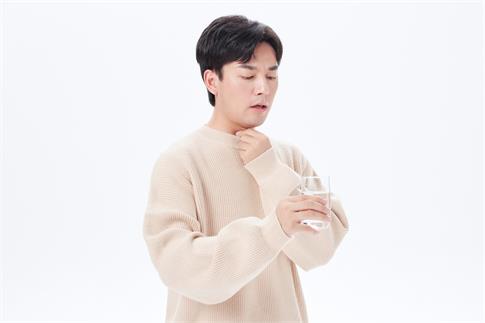 1702082039868569.jpg 摄图网_501692536_青年男性咽炎嗓子疼喝水(企业商用).jpg