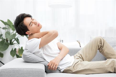 1702692903657780.jpg 摄图网_501320540_banner_居家男性颈椎痛(企业商用).jpg