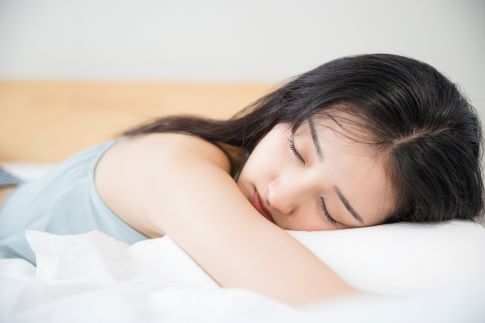 1705915338415619.jpg 摄图网_501377501_可爱女孩睡觉(企业商用).jpg