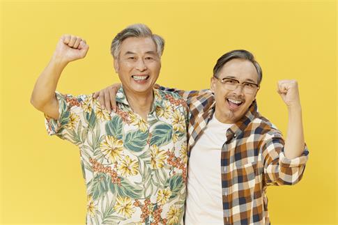 1708041436959057.jpg 摄图网_501784639_中老年男性和好友拥抱加油手势(企业商用).jpg