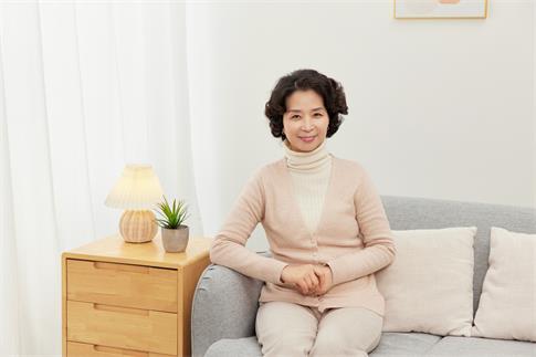 1712967349940944.jpg 摄图网_507730171_中年女性居家形象(企业商用).jpg