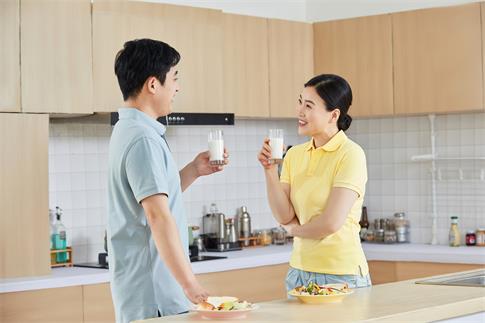 1715135317776397.jpg 摄图网_501318561_banner_中年夫妇餐厅喝牛奶(企业商用).jpg