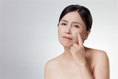 1716177044814293.jpg 摄图网_507718631_中年女性遇到皮肤问题(企业商用).jpg