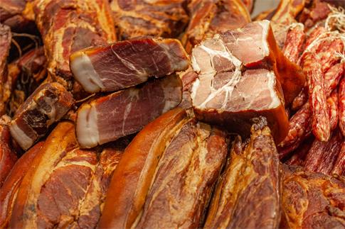 1718694389224487.jpg 摄图网_501698939_年货集市上售卖的腌肉(企业商用).jpg