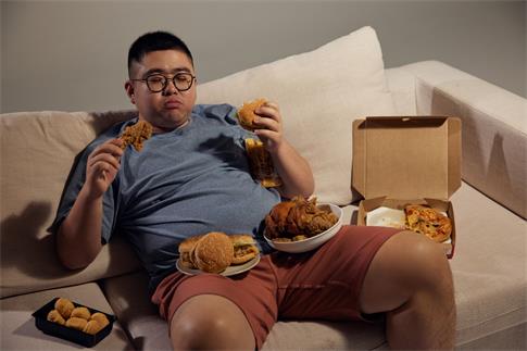 1719963836211766.jpg 摄图网_502382689_肥胖居家男士夜晚吃美食(企业商用).jpg
