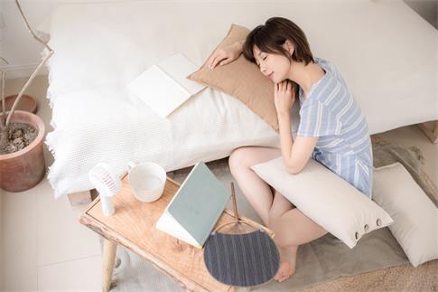 1722996063905694.jpg 摄图网_501365551_夏日短发美女午睡(企业商用).jpg