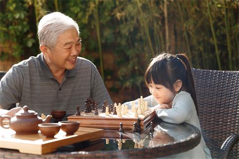1727655307715959.jpg 摄图网_501897123_欢乐老年人象棋祖父和孙女在庭院里下棋(仅交流学习使用).jpg