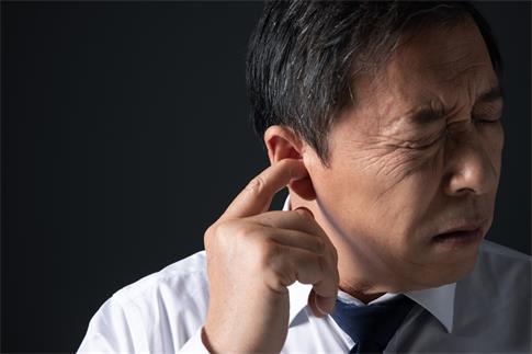 1728690745891912.jpg 摄图网_501701371_中年男性耳膜受损听力下降(企业商用).jpg