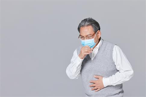 1729567078948225.jpg 摄图网_501717255_戴口罩的老年人咳嗽(企业商用).jpg