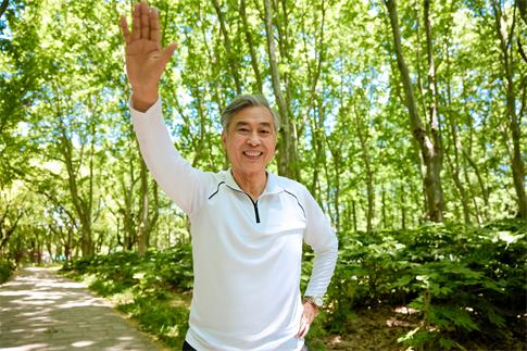 1729644189387998.jpg 摄图网_507740679_户外老爷爷伸手打招呼(企业商用).jpg