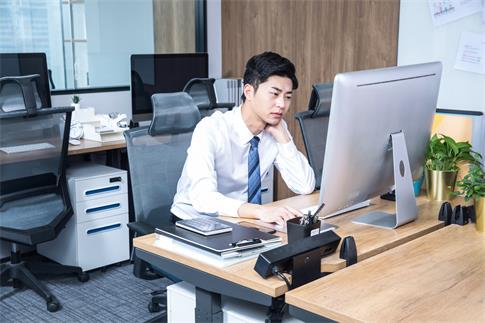 1730961044832266.jpg 摄图网_501239814_办公男性久坐劳累(企业商用).jpg