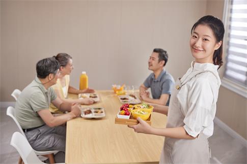 1731551185133481.jpg 摄图网_507720120_养老院的营养师形象(企业商用).jpg
