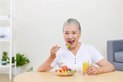 1733530336301981.jpg 摄图网_502494821_吃水果沙拉的老年人(企业商用).jpg