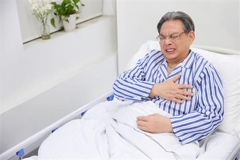 1733703516389117.jpg 摄图网_501716678_病床上的老年人心脏不舒服(企业商用).jpg