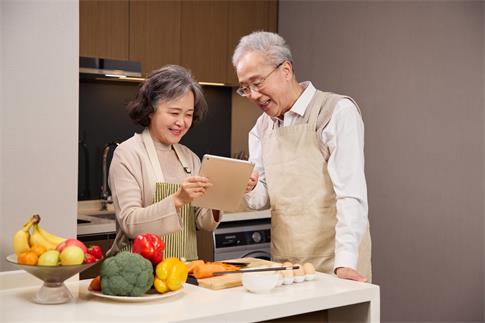 1734654714568851.jpg 摄图网_507701629_老年夫妻用平板电脑研究菜谱(企业商用).jpg